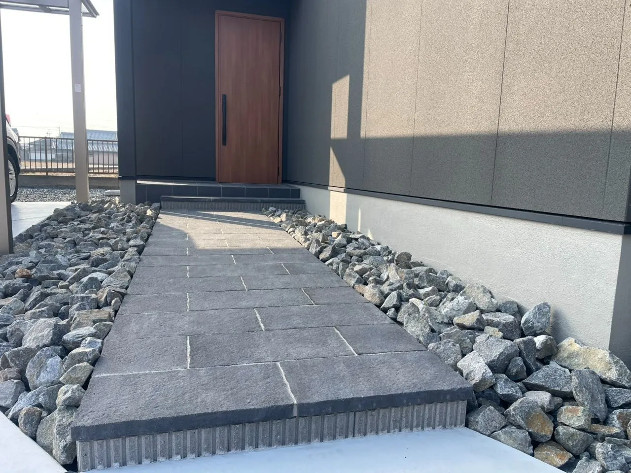 重厚感ある石調アプローチ|直線美が際立つシンプル外構
