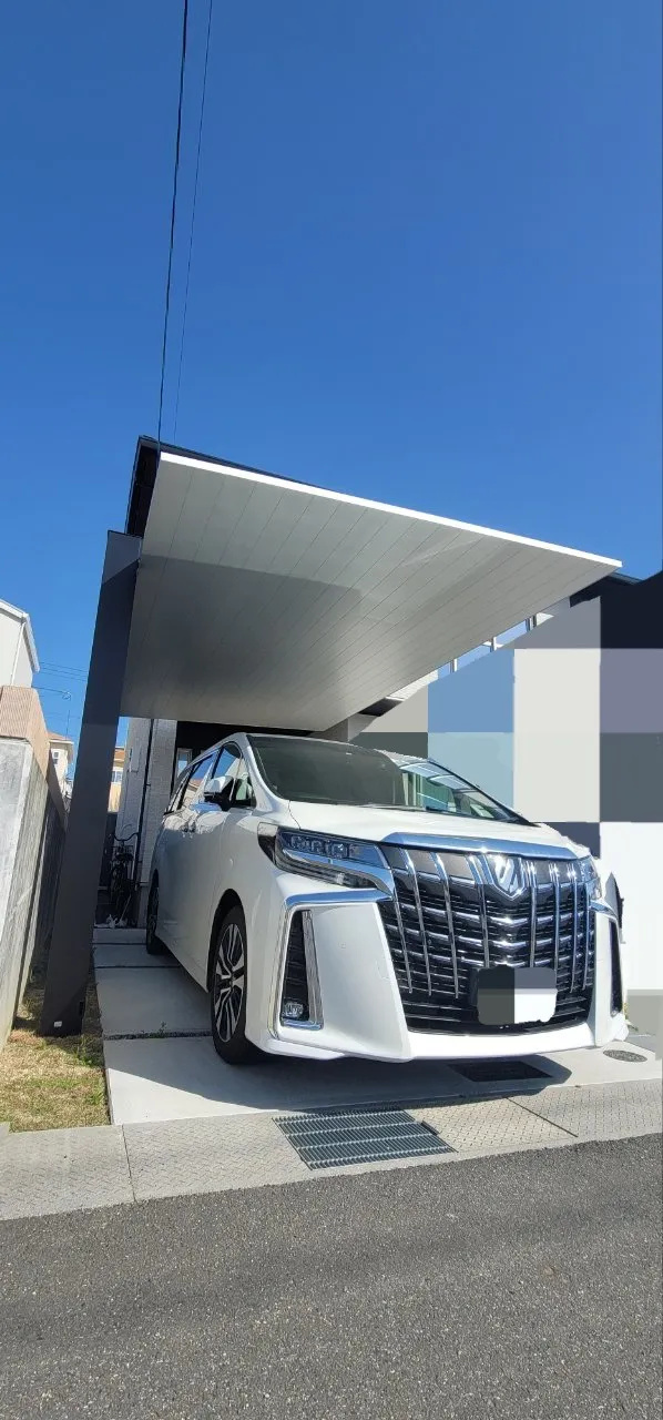 重厚感と開放感を両立したフラットアルミ屋根カーポート